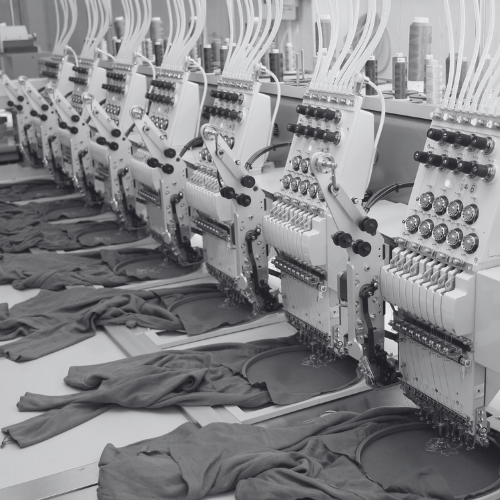 Machines industrielles de broderie personnalisant des textiles